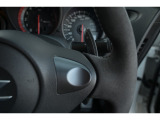 チタン製のパドルシフトも装備