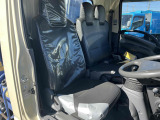 車内シート、破れ箇所有り。