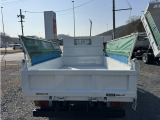 車両後面:オートコボレーン‼️(シート自動開閉装置付)もちろん作動良好です👍荷台に目立つ凹凸や傷無しです😊🌳栃木県栃木市🌳『道の駅みかも』様は画像奥にございます😊