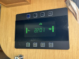 トイファクトリーのキャンピングカーには電装品集中パネルがございます!電圧や各種照明、FFヒーター、インバーターなどはコチラで操作できます!