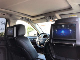 純正マルチメディア後席モニター!運転席・助手席にモニター収納可能!