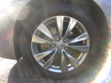 純正18インチアルミホイール。ノーマルタイヤ付き。