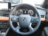 本革巻ステアリングホイール!パドルシフトでステアリングから手を放さずにMT感覚のシフト操作が愉しめます!ステアリングヒーター装備!