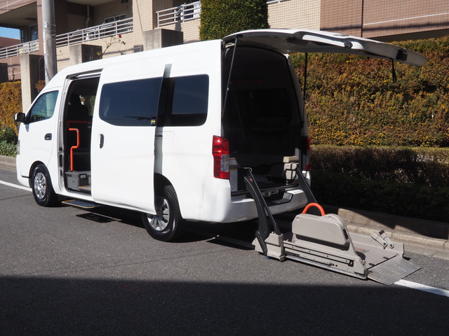 NV350キャラバン 車いす2名 合計10名