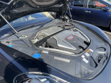 先代を30馬力上回る最高出力404kW/550馬力(5,750rpm時)と70Nm上回る最大トルク770Nm(1,960-4,500rpm)を発揮する4L V8ツインターボエンジンを搭載した「パナメーラ ターボ