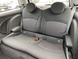 MINIならではのホールド力の高いシートを使用しております。後席には、チャイルドシートも取付可能です。