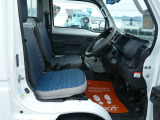 ゆったり座れる広々運転席足元も広いので、乗り降りしやすいですよ(*^^)v