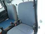運転席座面、シートを交換しています。助手席側と柄違いですが、焦げ穴・破れへたりはありません。