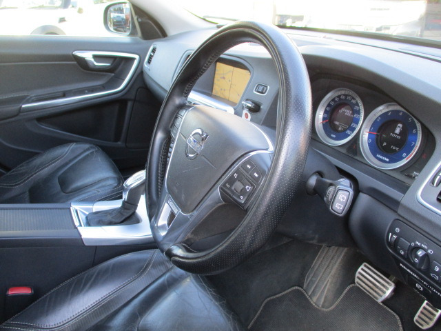 ボルボ V60 T4 黒革シート ナビTV スマキー BLIS の中古車詳細