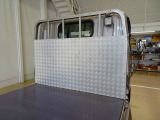 荷台内寸:311&times;161&times;38 三方開 床鉄板張り アオリ三方上部アルミ縞鋼板張り 前立てアルミ縞鋼板張り 鳥居LED作業灯1個 リアアオリチェーン2個