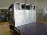 荷台内寸:311&times;161&times;38 三方開 床鉄板張り アオリ三方上部アルミ縞鋼板張り 前立てアルミ縞鋼板張り 鳥居LED作業灯1個 リアアオリチェーン2個