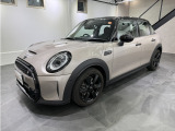 ドライビング・アシストパッケージには前車接近警告機能、衝突被害軽減ブレーキ、レーン・ディパーチャー・ウォーニングやパーキングアシストパッケージが含まれ、ドライバーの安全運転支援をいたします。