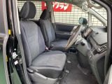 フロントシートは使用感はありますが当店は全車クリーニングを実施しておりますので、とても綺麗な状態です!車内は広々としていて、ゆったりとした7人乗りです!お出かけにも大活躍!