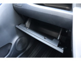 車検証や取扱説明書を入れても十分な収納スペースです!