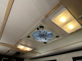 室内の空気を循環できるルーフベントも装備しています!
