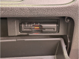 ETC車載器は運転席足元の収納箇所にビルトイン。カードの出し入れがしやすいですしカードを挿したままでも車外から見えないので防犯上も安心です。