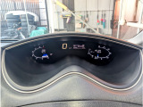 ホワイト&ブルーに光るメーター発色。センター部には車輛情報を表示するインフォメーションディスプレイが備わってます。