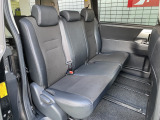 リアシートは使用感はありますが当店は全車クリーニングを実施しておりますので、とても綺麗な状態です!車内は広々としていて、ゆったりとした8人乗りです!お出かけにも大活躍!