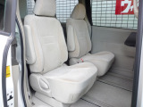 リアシートは使用感はありますが当店は全車クリーニングを実施しておりますので、とても綺麗な状態です!車内は広々としていて、ゆったりとした7人乗りです!お出かけにも大活躍!