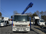 車輛前面:キャビンは光沢感のあるパールホワイトカラーです😊⭐綺麗な外装をしております。クレーン作動良好です👍アウトリガーの設置スムーズです。便利なオートアウトリガー👍スイッチ、レバーで動きます😊