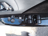 運転席ドアにある電動収納ミラーのスイッチと全窓のパワーウインドウと窓ロックのスイッチです。お車は1台限りですので、少しでも気になりましたらご遠慮なく09046440671迄、ご予約ください。