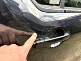 運転後ろドア取っ手に爪で付けたであろうキズがあります。