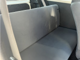 セカンドシートは目立つ汚れや破れなどもなく綺麗な状態です。決して広くはないですが十分なスペースを確保しております。