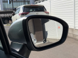 【ブラインドスポットモニター】ドアミラーでの死角となる左右後方の車両などをセンサーが感知し、巻き込み事故などを事前に防ぎます。