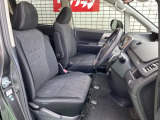 フロントシートは使用感はありますが当店は全車クリーニングを実施しておりますので、とても綺麗な状態です!車内は広々としていて、ゆったりとした8人乗りです!お出かけにも大活躍!