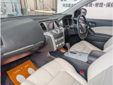 特別仕様車ビアンコになりますと内装はブラック&ホワイトのツートンに彩られお洒落な空間を演出しております。