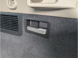 リアシートの背もたれは荷室脇に備わったレバーにより倒すことが可能です。