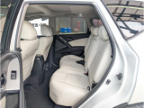 大きな車体だけありヘッドクリアランスや足元スペースがしっかりと確保されており、広々とした空間で後席もご使用できます。広いだけありファミリーカーとして使用される方も多いですよ!