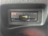 ETC車載器は運転席足元の収納箇所にビルトイン。カードの出し入れがしやすいですしカードを挿したままでも車外から見えないので防犯上も安心ですよ。