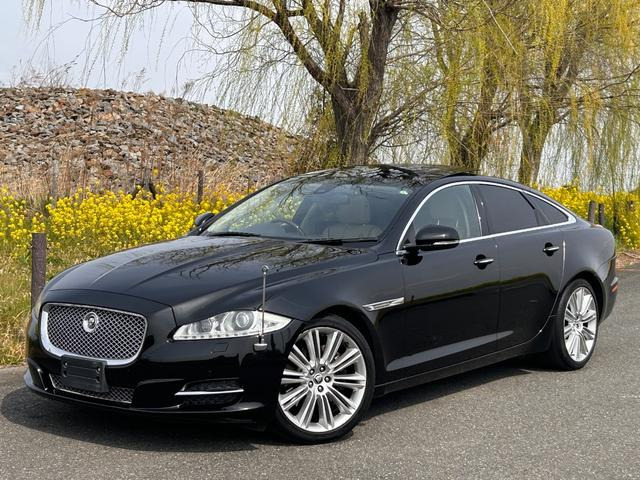 XJ XJ プレミアム ラグジュアリー パノラマルーフ 純正ナビ