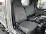 運転席シート、小さい切れ箇所有りますが、大きな破れ等ございません♪