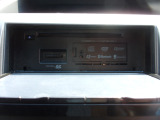 CD,DVD,SDカードスロットル。
