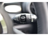 【気持ち良くご納車致します】仕上げ専門スタッフによる、専用ポリッシャーによるボディの磨き仕上げ、ホイール、タイヤハウス内側の清掃、内装の抗菌クリーニング、各部スイッチ、ハンドル、細部の清掃を行います。