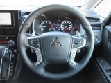 本革巻ステアリングホイール!パドルシフトでステアリングから手を放さずにMT感覚のシフト操作が愉しめます!ステアリングヒーター装備!