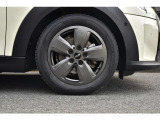 【気持ち良くご納車致します】仕上げ専門スタッフによる、専用ポリッシャーによるボディの磨き仕上げ、ホイール、タイヤハウス内側の清掃、内装の抗菌クリーニング、各部スイッチ、ハンドル、細部の清掃を行います。