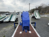 クレーン・荷台:フックインクレーンは4段です‼️ラジコン付ですので、作業に便利👍当店はトラックダンプ専門に多数取扱しております。道の駅みかも様すぐ隣‼️画像奥は道の駅みかも様駐車場です。