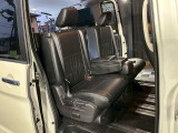 【セカンドシート】 セカンドシートは大人二人が乗っても十分なスペースが確保されております。