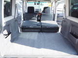 後部座席はフルに前に直し折りたためば、とても広い貨物室になります。車中泊や大きなお荷物等も運べるので、いざと言う時にとても便利です