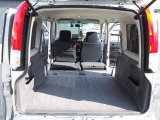 後部座席はフルに前に直し折りたためば、とても広い貨物室になります。車中泊や大きなお荷物等も運べるので、いざと言う時にとても便利です