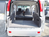 後部座席はフルに前に直し折りたためば、とても広い貨物室になります。車中泊や大きなお荷物等も運べるので、いざと言う時にとても便利です