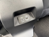 【センターコンソール後ろ側】後部座席の足元に充電コード接続口があります!
