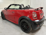 ミニロードスター ジョン・クーパー・ワークス 魅力的なレッドカラーのオープンボディ!