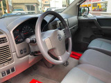 内装はベンチシート・コラムシフトで内装も綺麗な状態です。乗車定員6人乗り!地デジ対応ナビ・DVD再生・Bluetoothオーディオ・USB対応!キーレス!