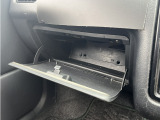 グローボックスは小さいですがきちんとございます。車検証や小物などを収納してください。