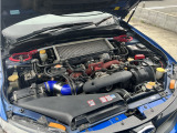 エンジンルームはSTi製フレキシブルタワーバーやゼロスポーツ製インテークパイプなど色とりどりです。肝心のタイミングベルトは未交換のようなので一緒にご検討下さい。