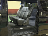 ダークプライム2だから、後部座席も黒ハーフレザー!後部空間だって全方向真っ黒だから、もはや商用車に乗っている感覚はなくなります。ファミリーカーとしてもかなり人気なのはこういうところです。